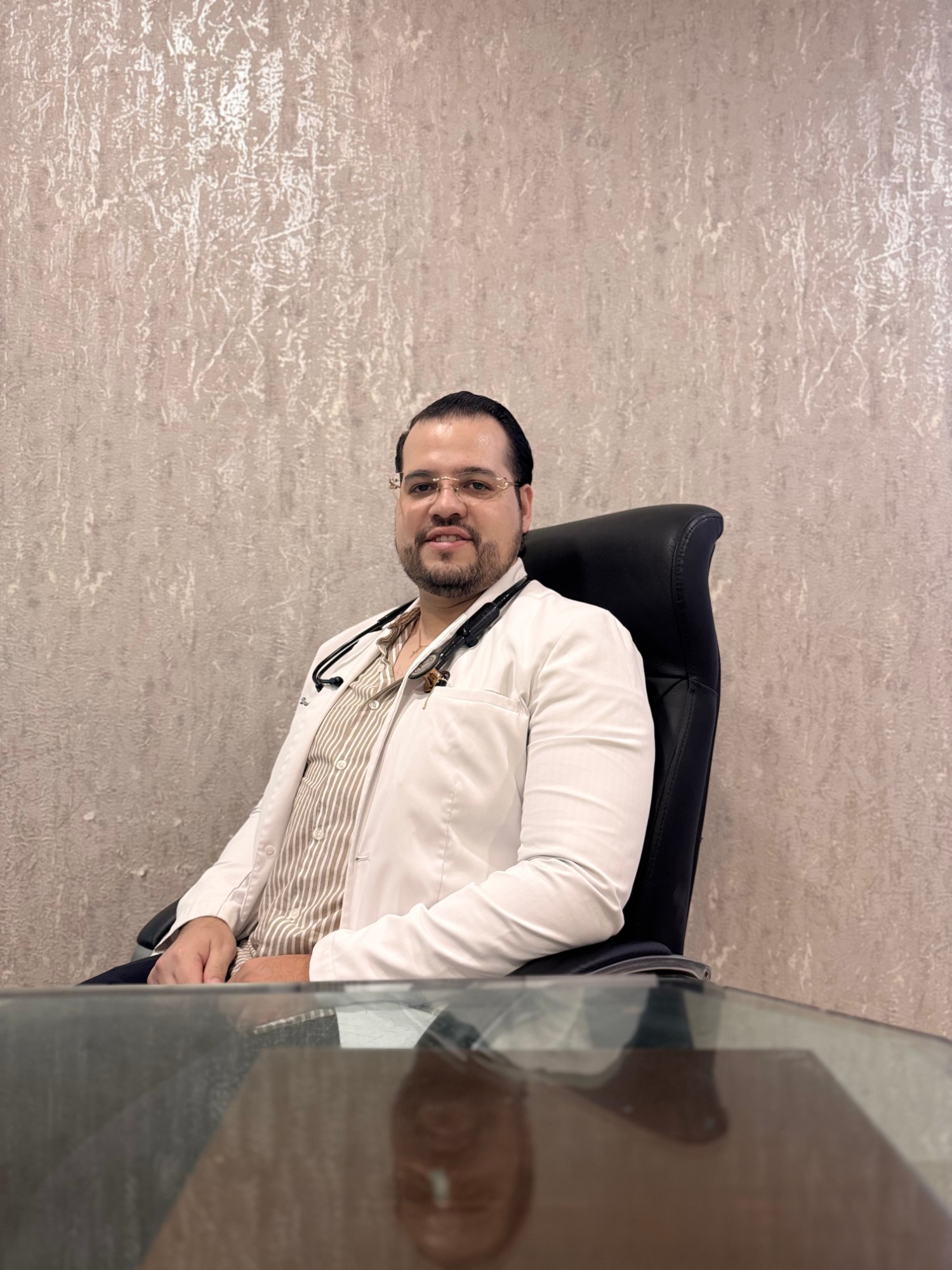 Dr. David Rojas en su consultorio
